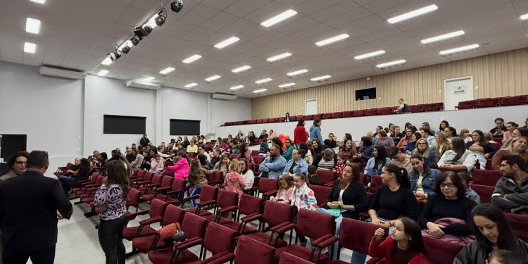 Encontro em Maximiliano de Almeida homenageia mães com emoção, palestra e apresentação infan