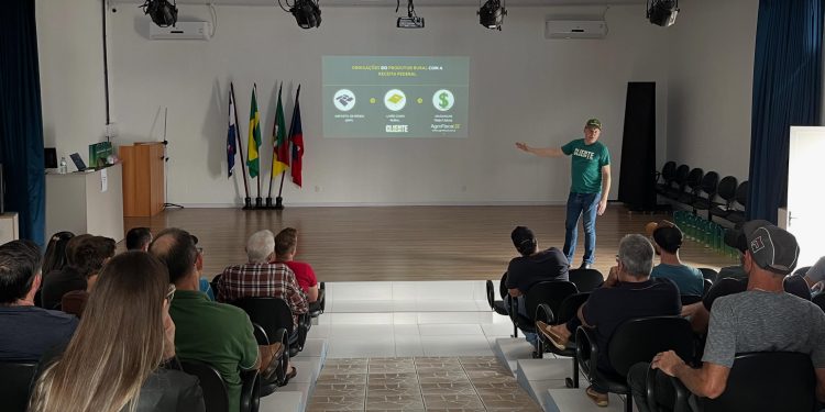 Produtores rurais participam de palestra sobre Reforma Tributária e recebem orientações de saúde em São João da Urtiga