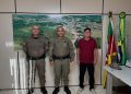 Prefeito de São João da Urtiga recebe novo comandante da Brigada Militar e reforça parceria pela segurança