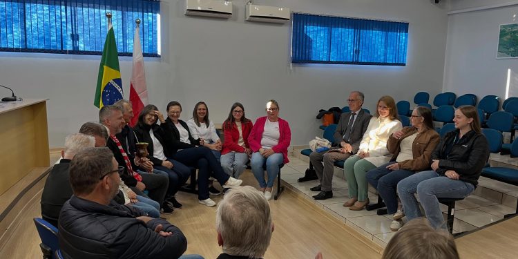 São João da Urtiga recebe representantes do Consulado da Polônia em encontro com comunidade descendente