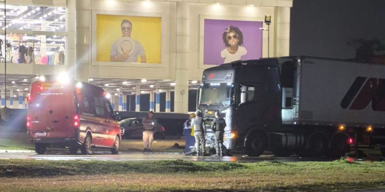 Motociclista morre em colisão com carreta na BR-153, em Erechim
