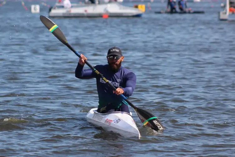 Isabella Oliveira/CBCa Brandemburgo, 17/05/2026 - Canoista Miqueias participa de prova de canoagem na Copa do Mundo de paracanoagem. Foto: Isabella Oliveira/CBCa