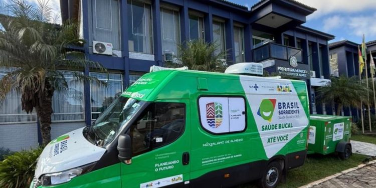 Maximiliano de Almeida recebe Unidade Odontológica Móvel para ampliar atendimentos