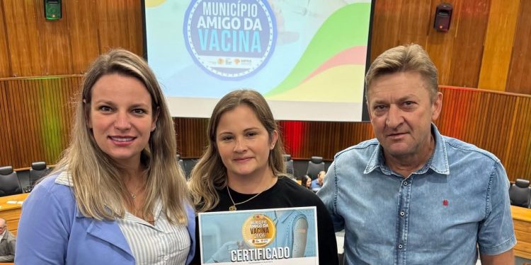 Carlos Gomes recebe Selo Ouro Município Amigo da Vacina por destaque em cobertura vacinal