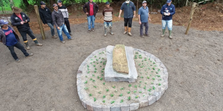 Pedra do Marco Zero do Rio Uruguai retorna simbolicamente ao local de origem em Celso Ramos