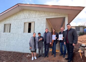 Família realiza sonho da casa própria com entrega de moradia construída com recursos do município em Sananduva