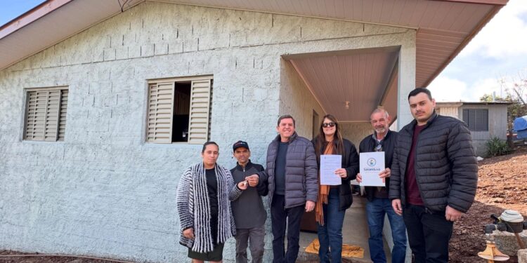 Família realiza sonho da casa própria com entrega de moradia construída com recursos do município em Sananduva