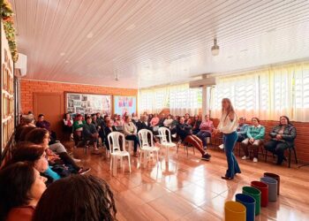 Grupo da Melhor Idade participa de palestra sobre reciclagem e preservação ambiental em Carlos Gomes