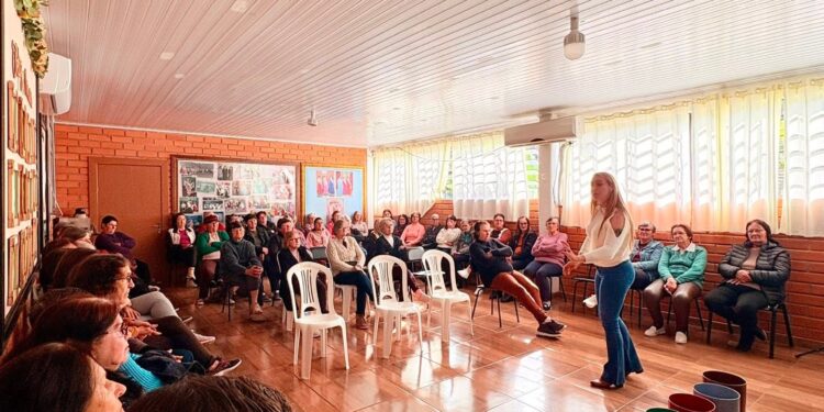Grupo da Melhor Idade participa de palestra sobre reciclagem e preservação ambiental em Carlos Gomes