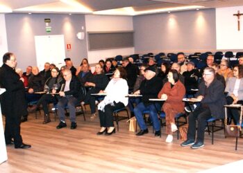 Diáconos e esposas participam de encontro de diálogo e escuta com o bispo diocesano