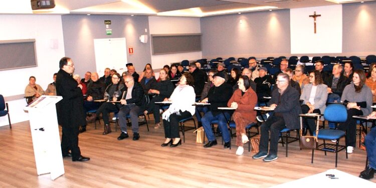 Diáconos e esposas participam de encontro de diálogo e escuta com o bispo diocesano