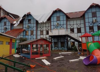 Temporal causa grandes danos na cobertura do Centro de Eventos de Piratuba