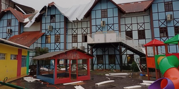 Temporal causa grandes danos na cobertura do Centro de Eventos de Piratuba