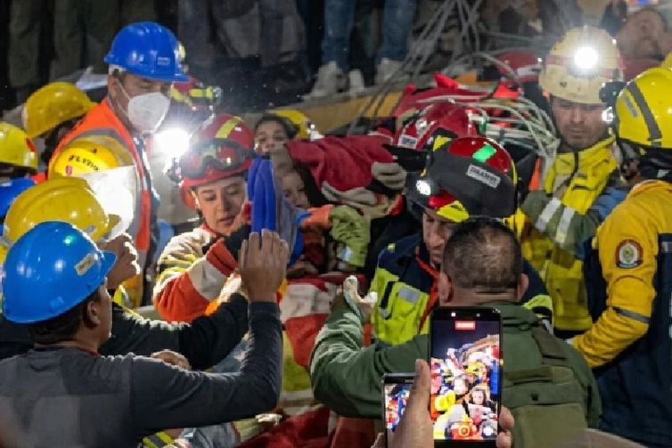 TeleSur TV/Divulgação Caracas, 30/06/2026 - Rescate milagroso en Venezuela: Niña de 2 años, Marbelis Mijares, es liberada tras 4 días entre escombros. Se encuentra estable en el hospital.
Más de 25 mil brigadistas continúan búsquedas. Frame: TeleSur TV/Divulgação