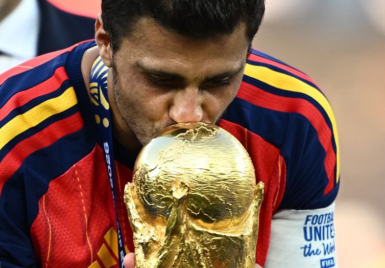 REUTERS/Dylan Martinez/Proibida reprodução Soccer Football - FIFA World Cup 2026 - Final - Spain v Argentina - New York/New Jersey Stadium, East Rutherford, New Jersey, U.S. - July 19, 2026 Spain's Rodri kisses the World Cup trophy during the trophy presentation REUTERS/Dylan Martinez
