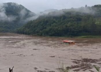 Casa é arrastada pela água no Rio das Antas, em Bento Gonçalves