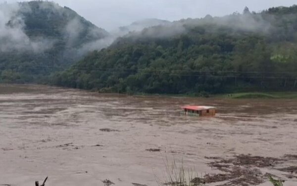 Casa é arrastada pela água no Rio das Antas, em Bento Gonçalves