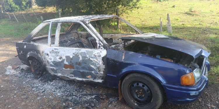Veículo é furtado e incendiado em Machadinho