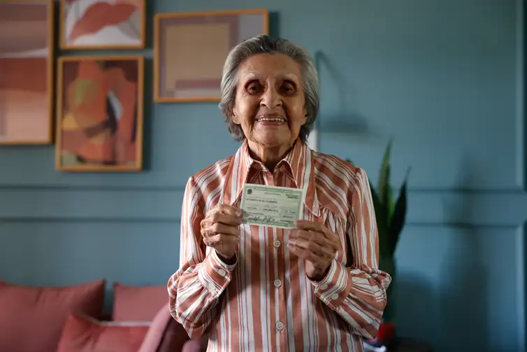 Tânia Rêgo/Agência Brasil Rio de Janeiro (RJ), 10/07/2026 - Antonieta da Silva Campos, 96 anos, bancária aposentada, exibe seu título de eleitor em sua casa. Foto: Tânia Rêgo/Agência Brasil