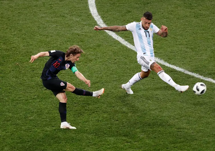 Carlos Barria/Reuters/Direitos reservados Copa 2018: Argentina e Croácia. Luka Modric, da Croácia, marca o segundo gol da equipe.