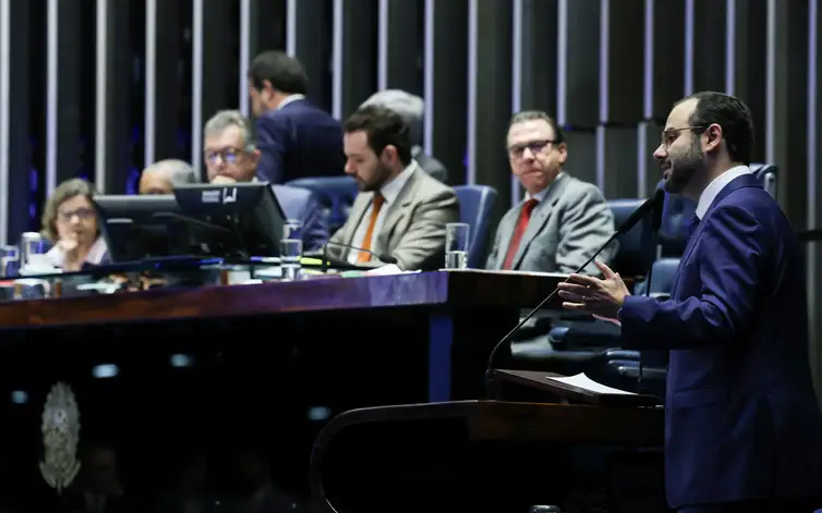 Lula Marques/Agência Brasil. Brasília – DF – 01/07/2026 - Sessão semipresencial para debater os impactos sociais, econômicos e produtivos da proposta de emenda à Constituição que trata da redução da jornada de trabalho e do fim da chamada escala 6x1 no Brasil. Foto: Lula Marques/ Agência Brasil