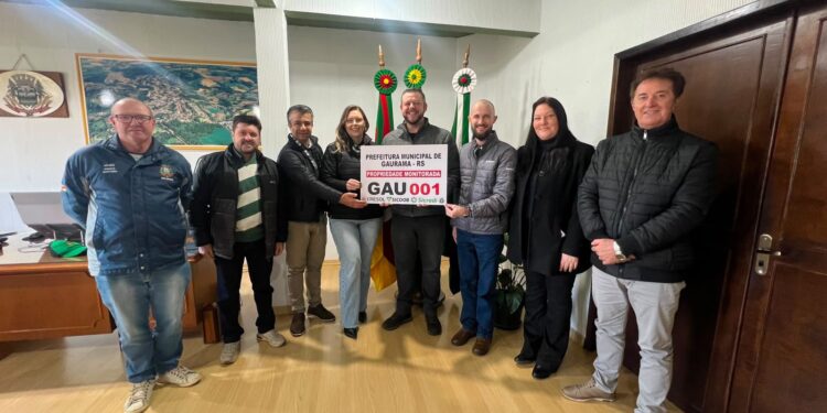 Entrega simbólica de placas de georreferenciamento para propriedades rurais em Gaurama
