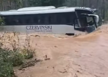 Ônibus de empresa de Erechim é arrastado pela correnteza na região de Sananduva