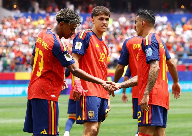 Reuters/Lisi Niesner/Proibida reprodução Soccer Football - FIFA World Cup 2026 - Round of 32 - Spain v Austria - Los Angeles Stadium, Inglewood, California, U.S. - July 2, 2026 Spain's Pedro Porro celebrates scoring their second goal with Lamine Yamal and Pau Cubarsi REUTERS/Lisi Niesner