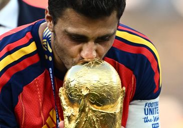 REUTERS/Dylan Martinez/Proibida reprodução Soccer Football - FIFA World Cup 2026 - Final - Spain v Argentina - New York/New Jersey Stadium, East Rutherford, New Jersey, U.S. - July 19, 2026 Spain's Rodri kisses the World Cup trophy during the trophy presentation REUTERS/Dylan Martinez