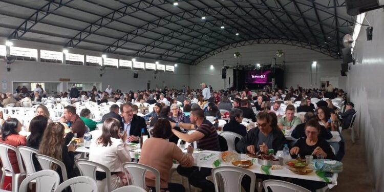 Tradicional Festa dos Agricultores e Motoristas reúne grande público em Maximiliano de Almeida