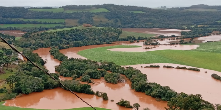 Rio Forquilha sobe e Defesa Civil alerta para riscos