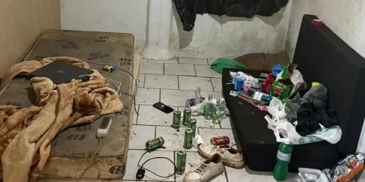 Jovem é mantida em cárcere privado após conhecer suspeito pela internet em cidade catarinense