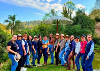 Dia de Campo reúne mulheres rurais em atividade de conhecimento e valorização da agricultura familiar em Carlos Gomes