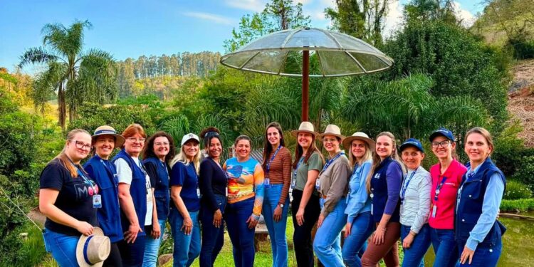 Dia de Campo reúne mulheres rurais em atividade de conhecimento e valorização da agricultura familiar em Carlos Gomes