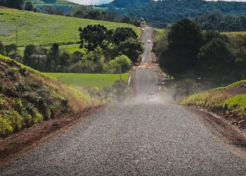 Prefeitura de Cacique Doble aplica 320 toneladas de brita em trecho da ERS-477 até Paim Filho
