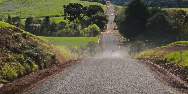 Prefeitura de Cacique Doble aplica 320 toneladas de brita em trecho da ERS-477 até Paim Filho