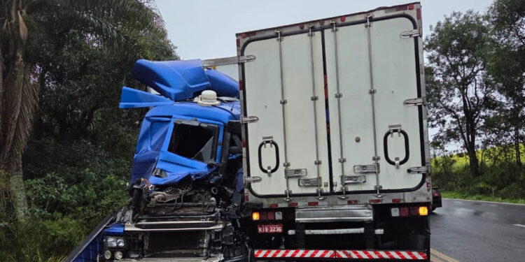 Acidente entre caminhões provoca uma morte na ERS-135, em Getúlio Vargas