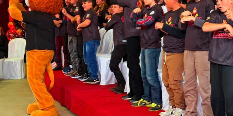 Formatura do PROERD reúne estudantes, autoridades e comunidade escolar em Carlos Gomes