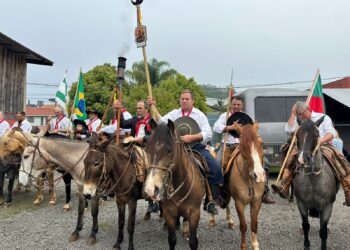 Chama Crioula chega a Erechim e reúne tradicionalistas para início dos festejos farroupilhas