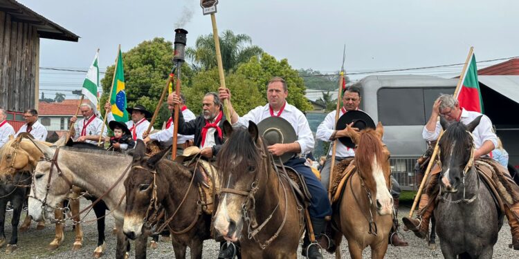 Chama Crioula chega a Erechim e reúne tradicionalistas para início dos festejos farroupilhas