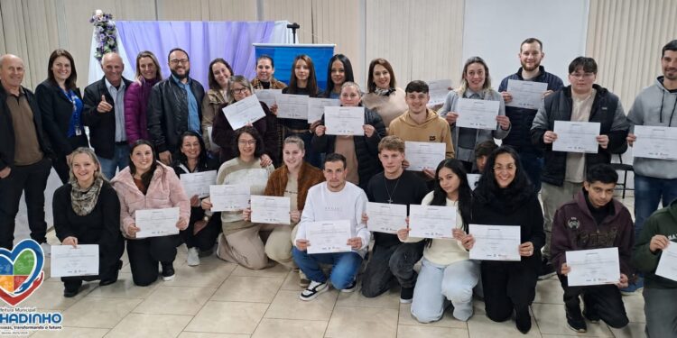Machadinho forma 24 alunos no curso de Processos Administrativos