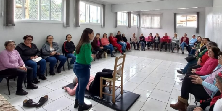 CRAS de Tupanci do Sul realiza atividade sobre primeiros socorros com grupo de idosas