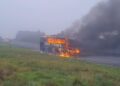Ônibus do Grupo Chamamento é destruído por incêndio na BR-376