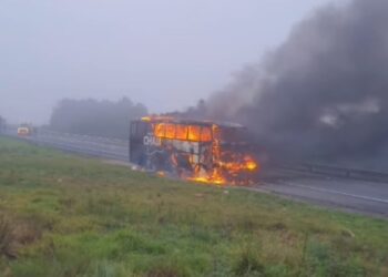 Ônibus do Grupo Chamamento é destruído por incêndio na BR-376