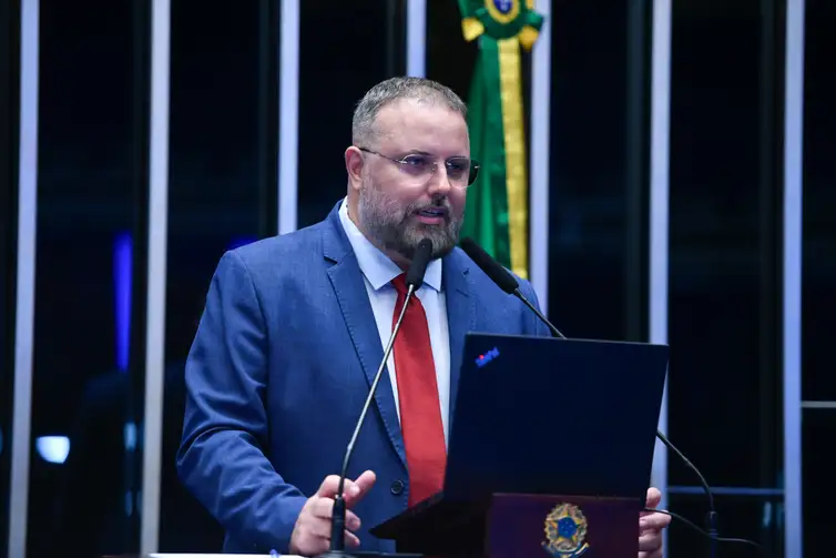 Edilson Rodrigues/Agência Senado Plenário do Senado Federal durante sessão temática para debater o Plano Nacional de Educação (PNE), documento que determina diretrizes, metas e estratégias para a política educacional no país.
Em discurso, à tribuna, membro do Comitê Diretivo da Campanha Nacional pelo Direito à Educação, Daniel Cara.
Foto: Edilson Rodrigues/Agência Senado