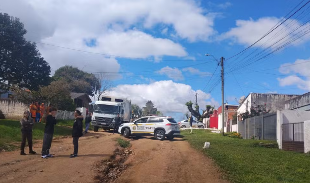 Mulher morre após ser atingida por caminhão de coleta de lixo no RS; caso é investigado