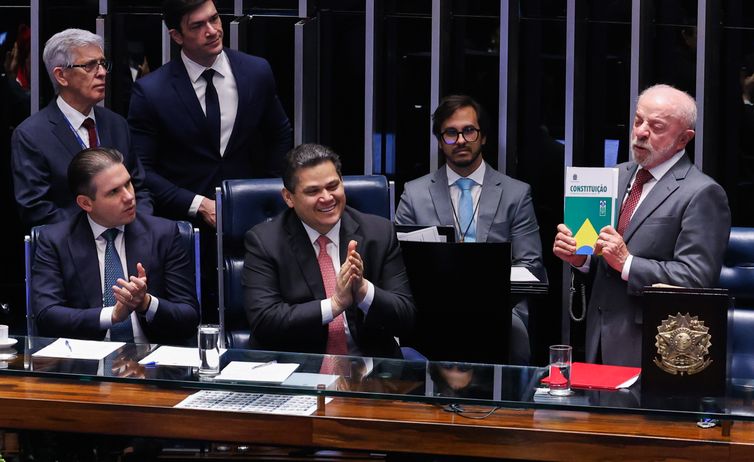 Brasília – DF – 16/10/2026 -O presidente do Senado, Davi Alcolumbre, Presidente da Câmara dos Deputados, Hugo Motta e Presidente, Luiz Inácio Lula da Silva, durante promulgação da Proposta de Emenda à Constituição (PEC 221), que acaba com a escala um dia de descanso a cada seis de trabalho no país, a escala 6x1. Lula Marques/Agência Brasil.