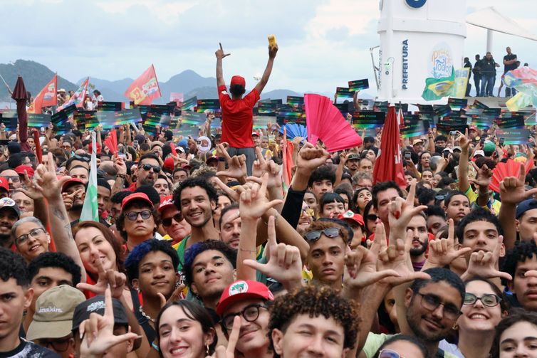 Rio de Janeiro (RJ), 18/10/2026 - Ato pela Democracia com participação de dezenas de artistas que apoiam a reeleição do presidente da República Luiz Inácio Lula da Silva, na orla de Copacabana. Foto: Rovena Rosa/Agência Brasil