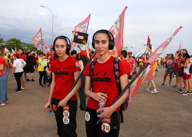 Brasília -DF- 24/10/2026 –  As Gêmeas Melissa e Laila durante Manifestação da virada em apoio ao PT em Brasília. Foto: Lula Marques/Agência Brasil