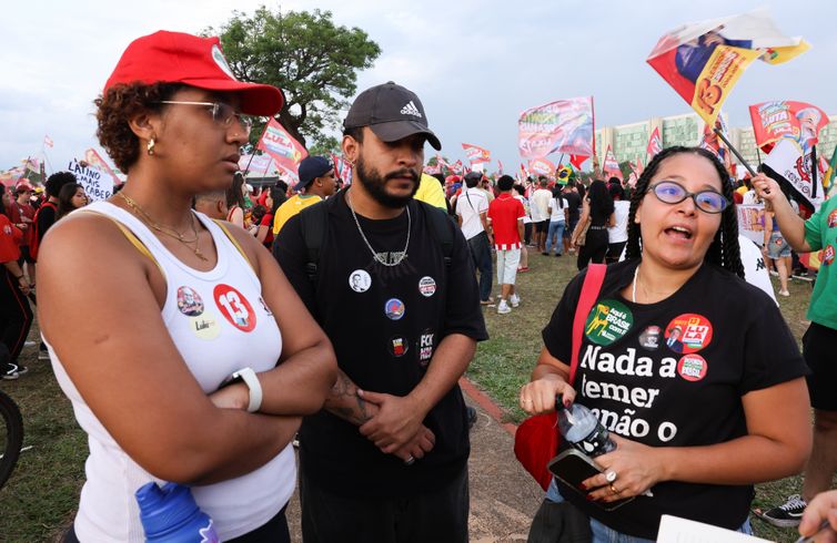 Brasília -DF- 24/10/2026 – Nathalia Rocha, Eduardo Couto e Sofia Barbosa na Manifestação da virada em apoio ao PT em Brasília. Foto: Lula Marques/Agência Brasil